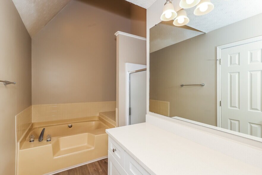 Building Photo - 15 Valley Brook Dr