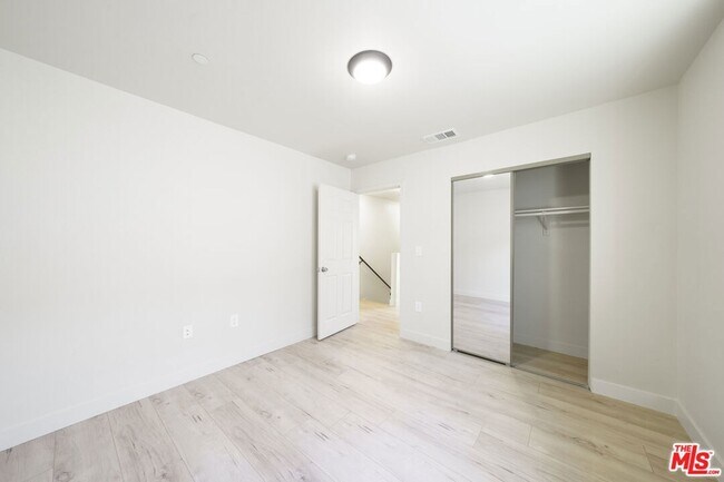 Building Photo - 737 E 82nd St