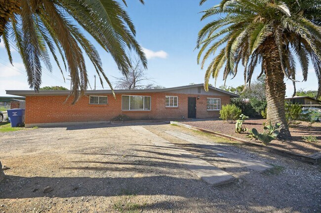 Building Photo - 2272 E Blacklidge Dr