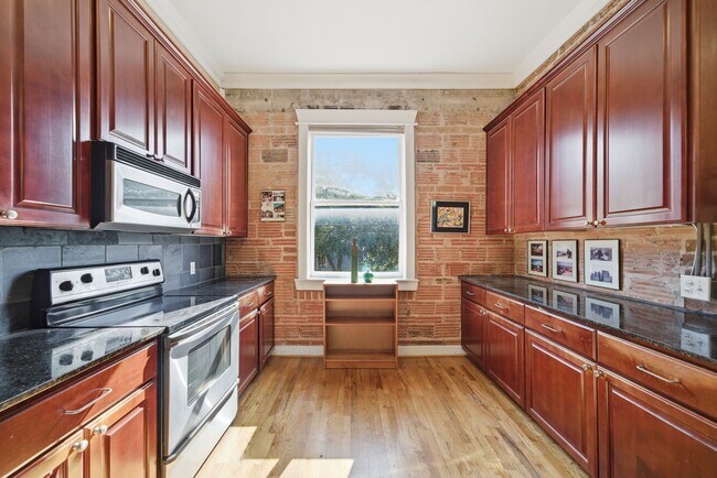 Building Photo - 215 W Norma St