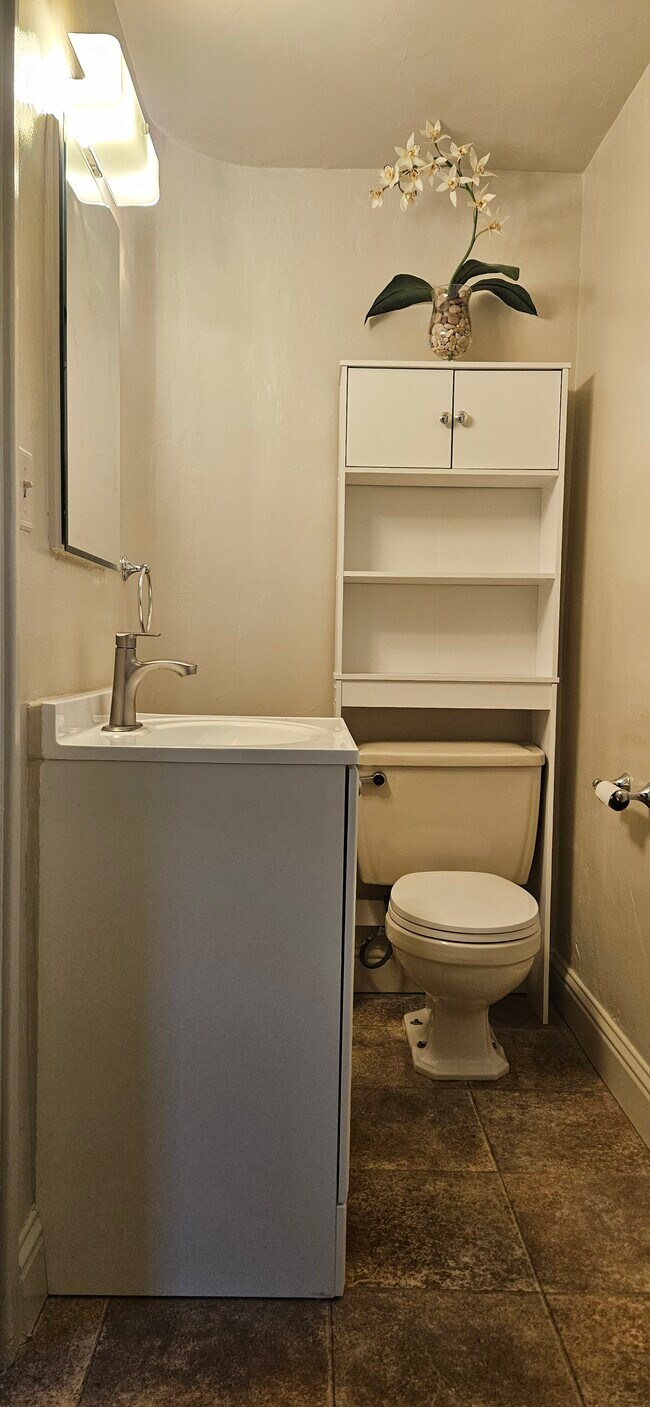 Building Photo - 20 Ventura St