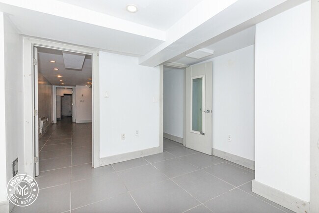 Building Photo - 233 Jefferson St