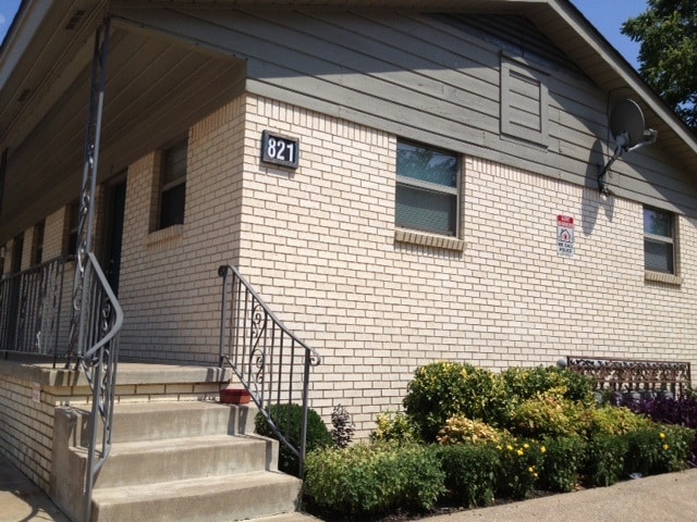 Primary Photo - 821 S Troost Ave