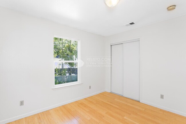 Building Photo - 3243 Davis St