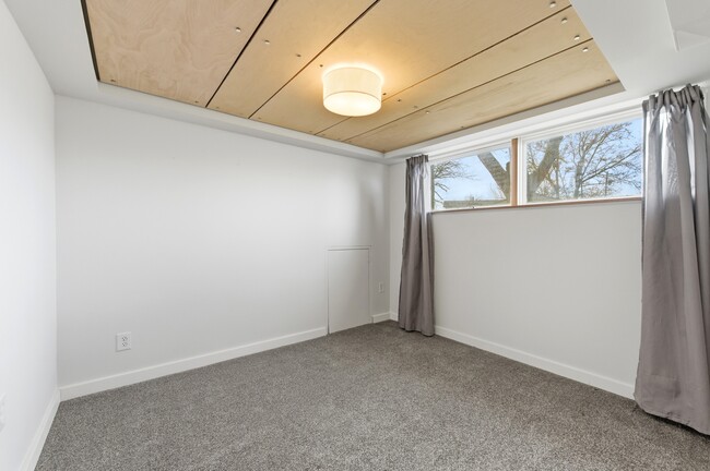 Building Photo - 1346 Phillips Ln