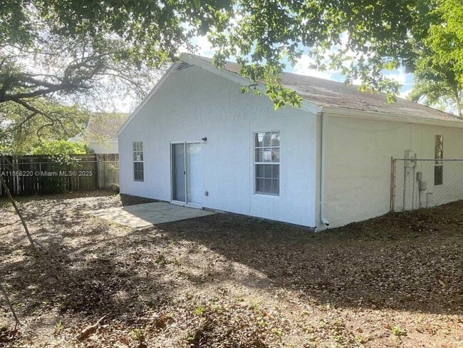 Building Photo - 2431 SW 87th Terrace