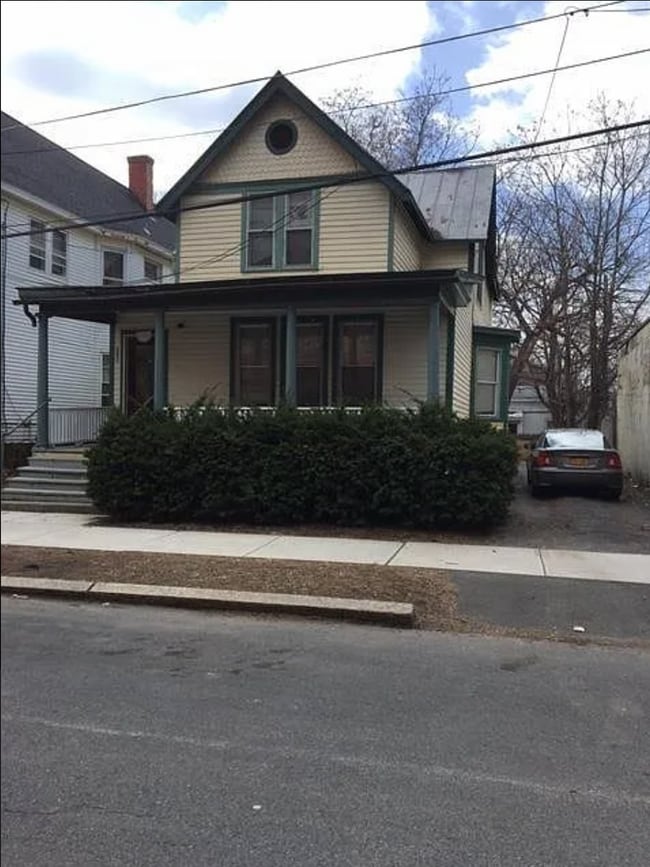 Building Photo - 482 Yates St