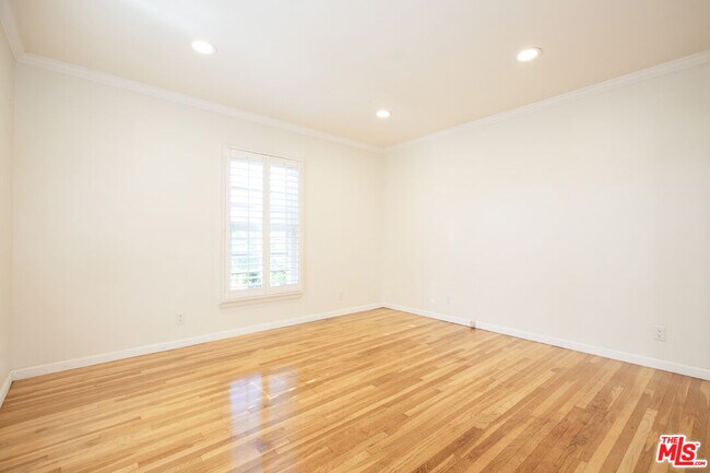 Building Photo - 4216 W Victory Blvd