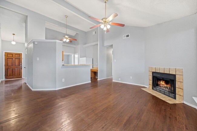 Building Photo - 3017 Hilltop Dr