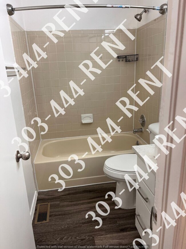 Building Photo - Large 3 Bedroom 2 Bathroom located in Gree...
