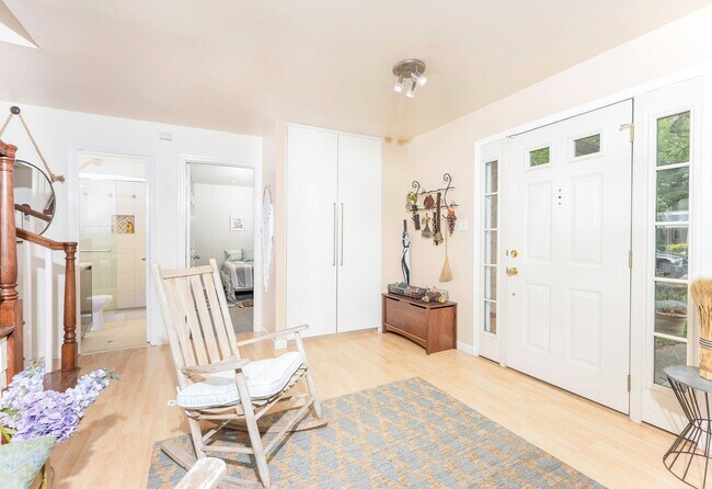 Building Photo - Amazingly Beautiful Fully Renovated 4BR/DEN/3FB/GAR North Bethesda Home