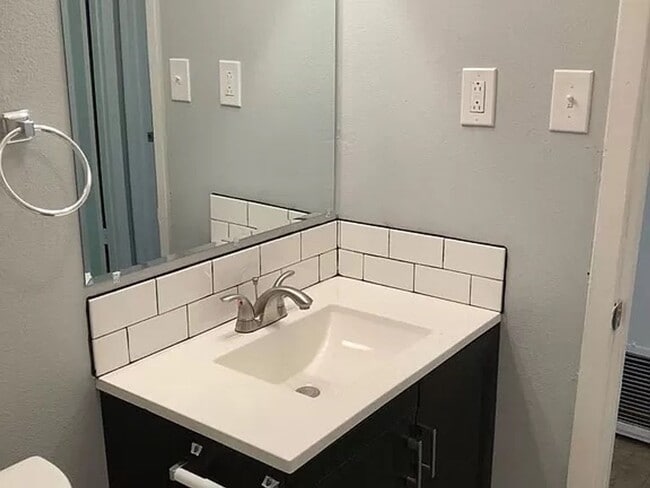 Building Photo - 1433-1433 Mahlow Dr