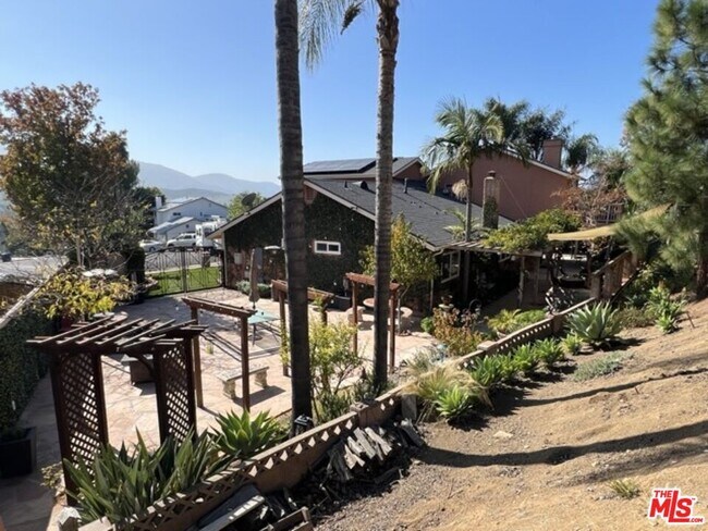 Building Photo - 729 Kenmore Cir