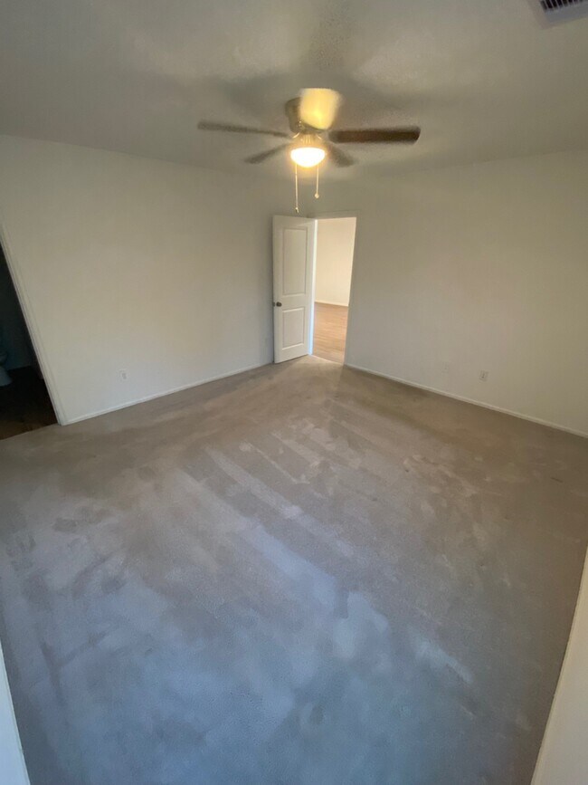 Building Photo - 1411 Las Cuevas Dr