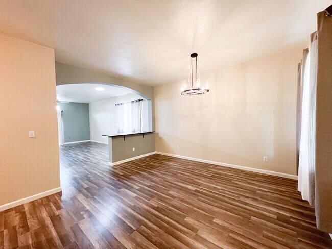 Building Photo - Beautiful 3 Bed, 2 Bath Home