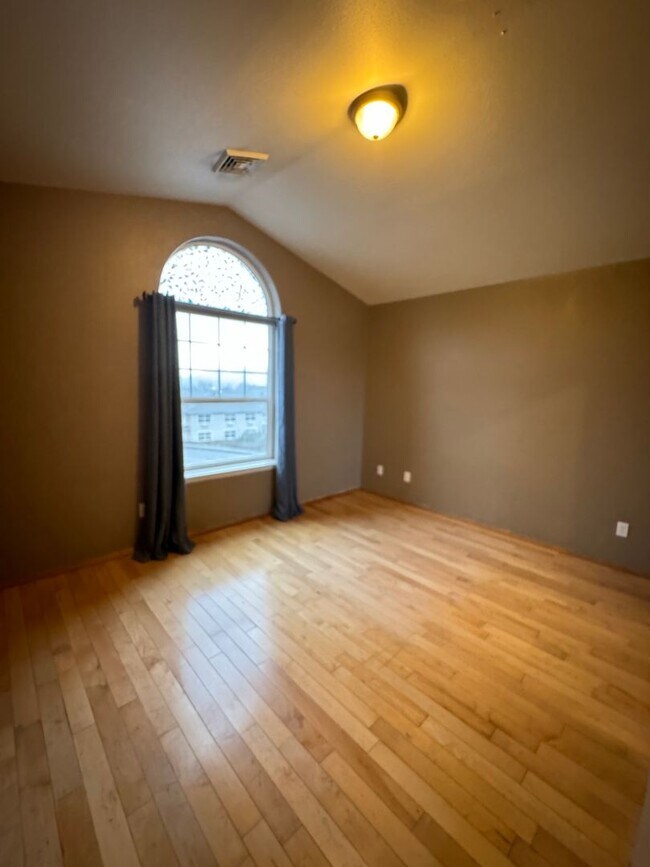 Building Photo - 3 bedroom 2 1/2 bath two story in Nice Ros...