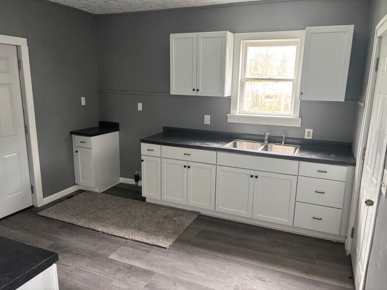 Building Photo - 621 1/2 East Adams Street, Right side