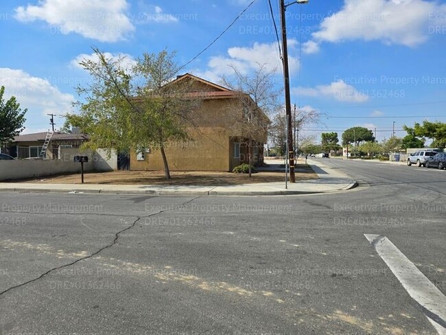 Building Photo - Spacious 3 bedroom, 2.5 bathroom townhome. ASK ABOUT THE MOVE IN SPECIAL (OAC)!