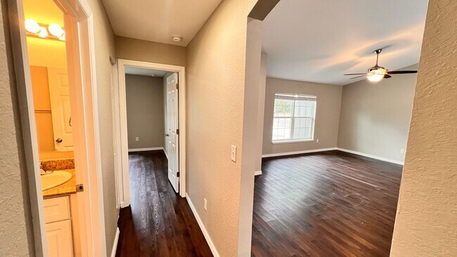 Building Photo - Charming 3 Bedroom, 2 Bathroom Home in the Lovely Marion Oaks of Ocala!