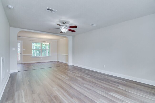 Building Photo - 3 Bedroom 2.5 Bath - Over Half Acre Lot!
