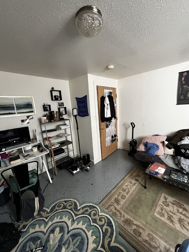 Building Photo - Nice 4 Bed 1 Bath close to UWEC and Water St! Available June 1st