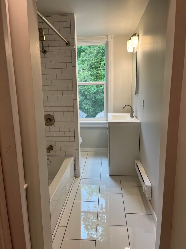 Building Photo - 6 E Oak Ave