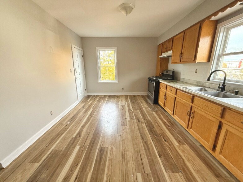 Building Photo - 13 Brooks Ave