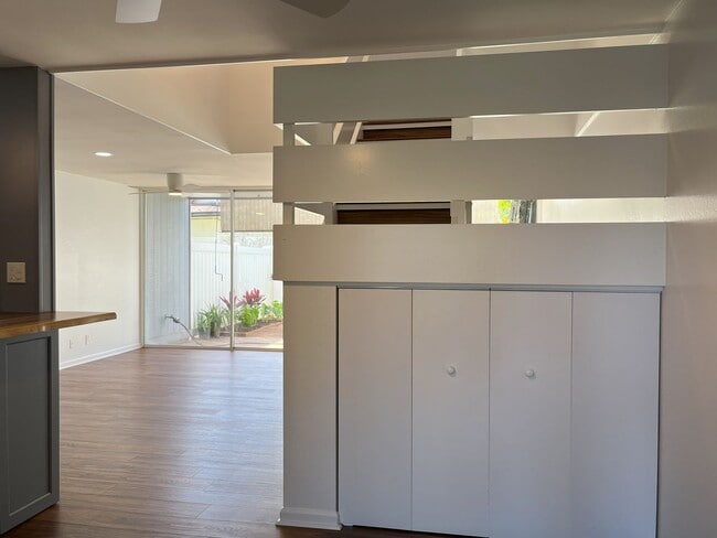 Building Photo - Renovated 3 bedroom, 2.5 bath split level ...
