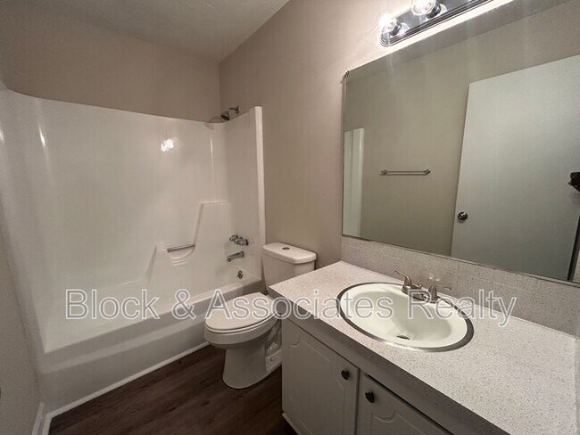 Building Photo - 522 S Cherry St