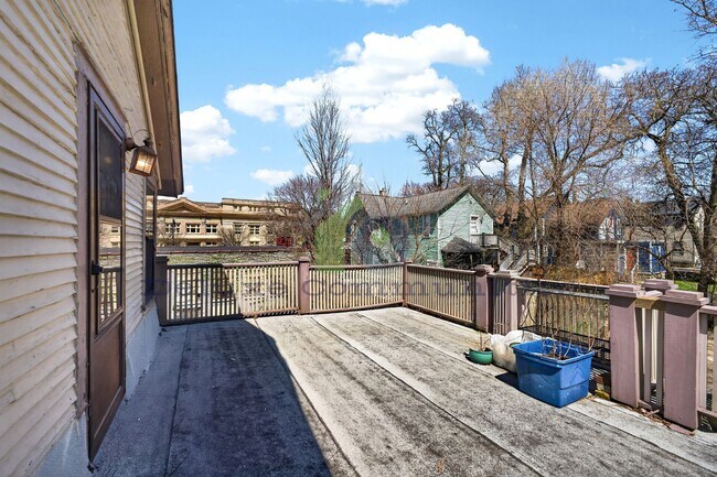 Building Photo - 410 Eastern Ave SE