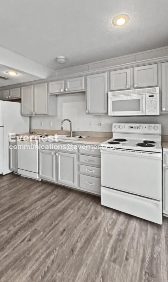 Building Photo - 8114 N Lawn Ave