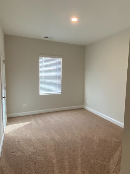 Building Photo - 105 Level Dr