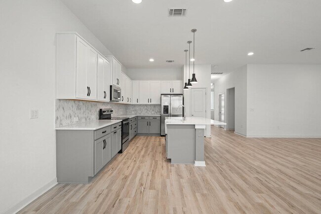 Building Photo - 15100 Forum Ave