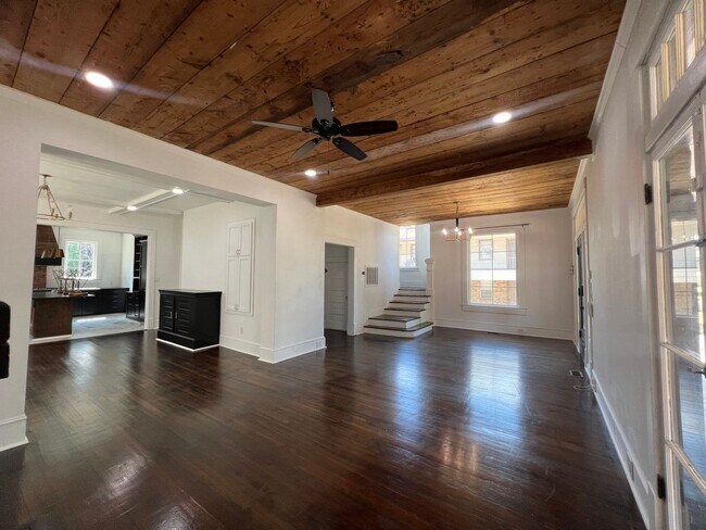 Building Photo - Southern Charm at its Best!!!