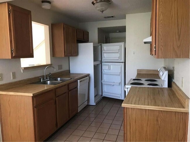 Building Photo - 6107 Parkwood Dr