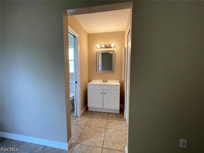 Building Photo - 908 Cape Coral Pkwy W