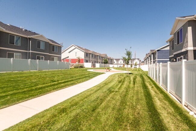 Building Photo - 461 S Day Dream Ln