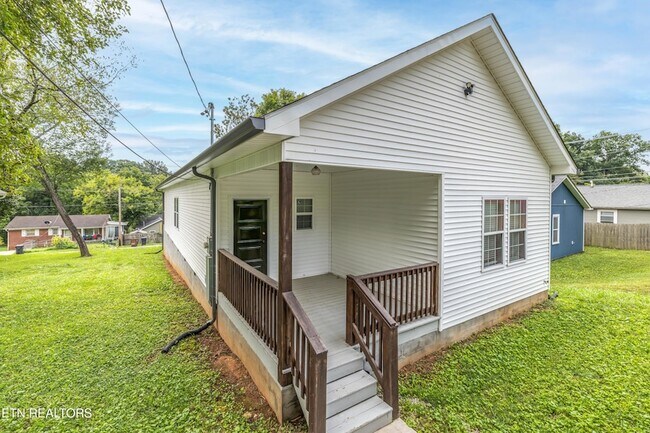 Building Photo - 619 Midlake Dr NE