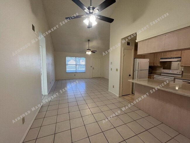 Building Photo - 3 BEDROOM 2 BATHROOM IN PHOENIX WITH TONS ...