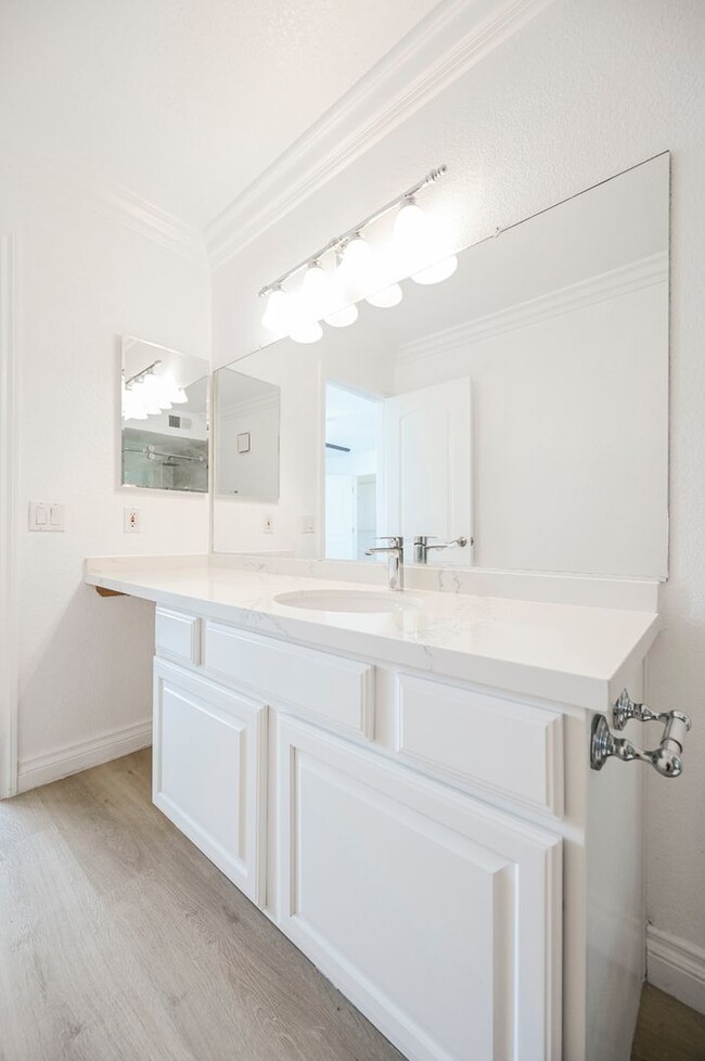 Building Photo - Gorgeous Just Renovated 2 Primary Bedroom ...