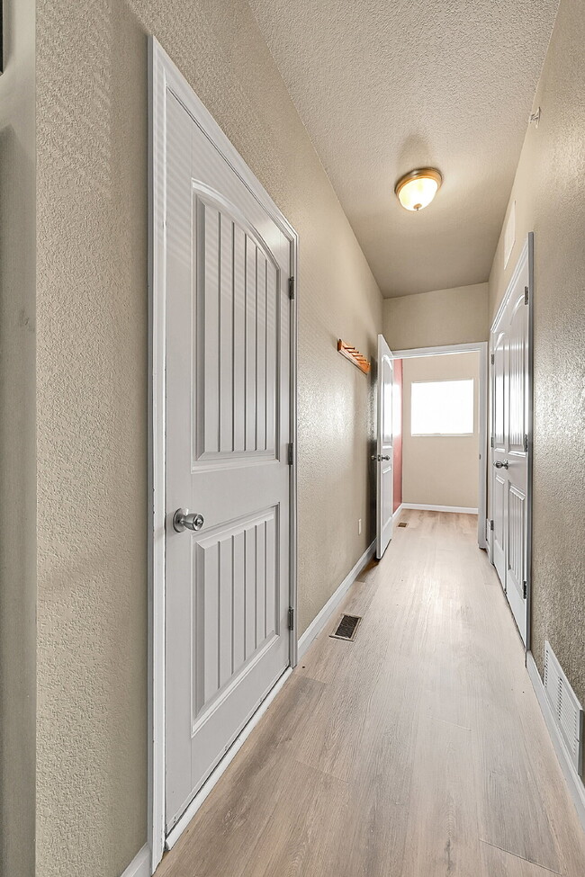 Building Photo - $1,850-3 Bed 3.5 Bath townhome in CO Sprin...