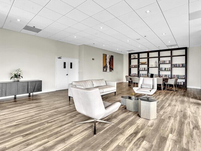 Building Photo - 20515 E Country Club Dr