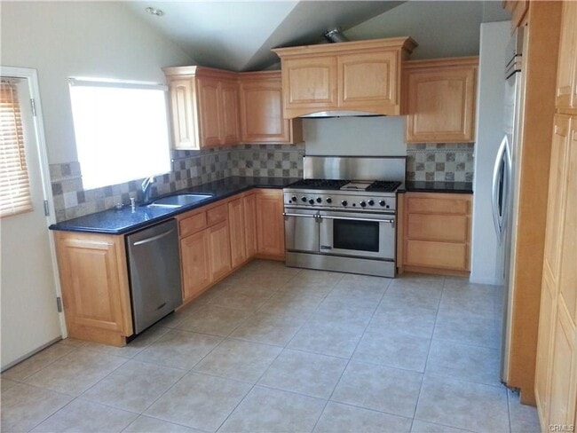 Building Photo - 542 E Adams Ave