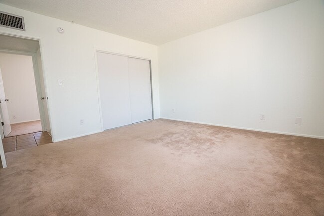 Building Photo - Charming Property Features 3 Bedrooms, 2 B...