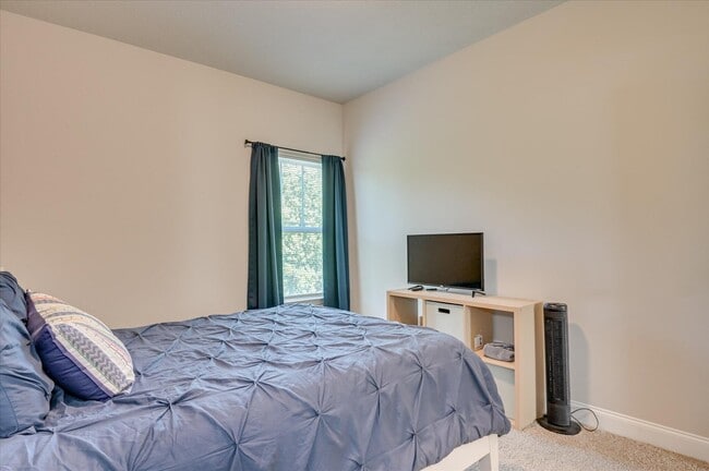 Building Photo - 210 Pebble Ln