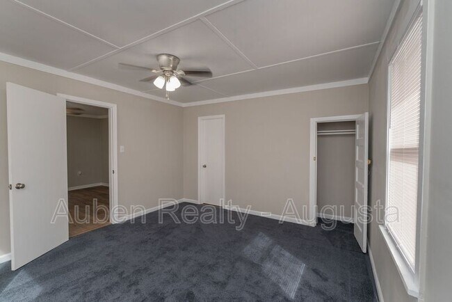 Building Photo - 1973 Battle Row