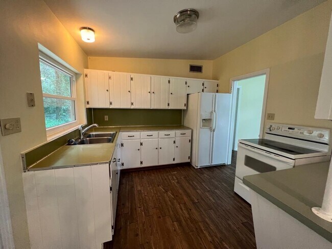 Building Photo - 2002 Chowkeebin Nene