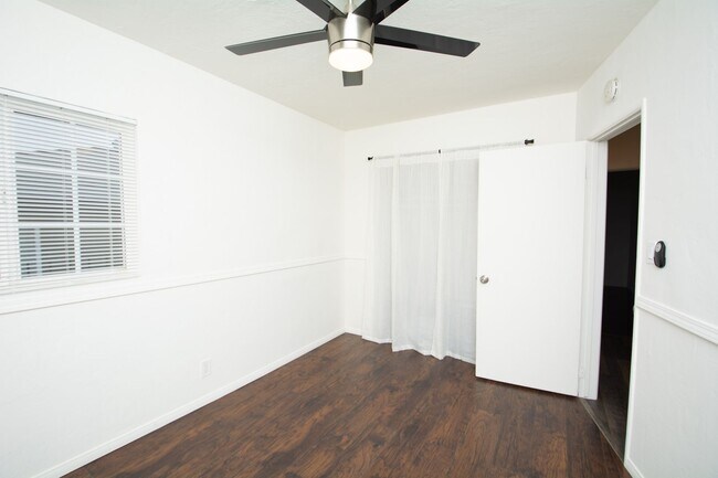 Building Photo - Refreshed 2 Bed/1 Bath Single Family Home ...