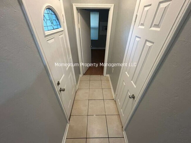 Building Photo - Cute & Cozy 1 Bedroom in Central St. Pete! AVAILABLE FOR IMMEDIATE MOVE IN!!