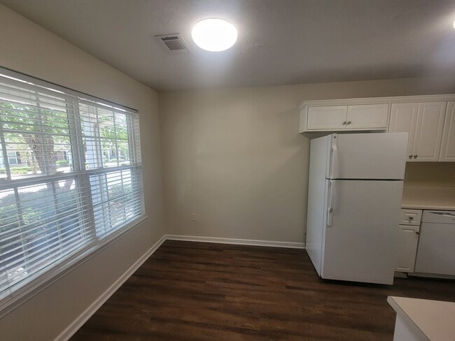Building Photo - 1406 Anna Way